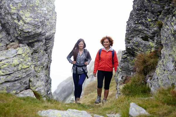 Arkadaşlar birlikte hiking — Stok fotoğraf