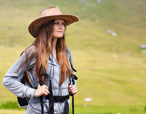 Senderista femenina con mochila y sombrero — Foto de Stock