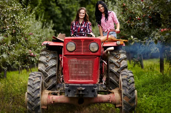 Agricultoras dirigindo o trator — Fotografia de Stock