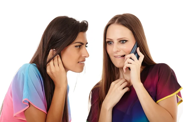Barátnők birtoklás móka-val a mozgatható telefon — Stock Fotó