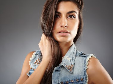 gri zemin üzerine güzel bir genç kadın