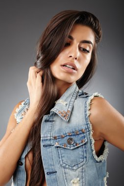 gri zemin üzerine güzel bir genç kadın