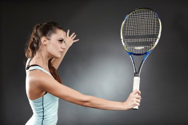 tenis oyuncusu backhand yaylım yürütmek hazırlanıyor