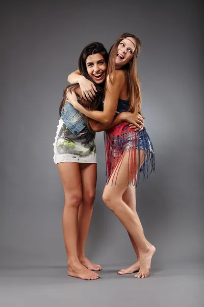 Flickvänner kramar och ha roligt — Stockfoto