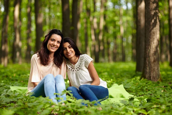 Anne ve kızı bir piknik — Stok fotoğraf