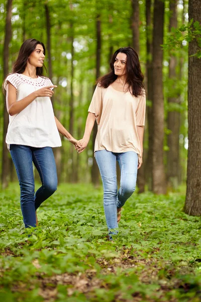 Anne ve kızı yürüme el ele — Stok fotoğraf