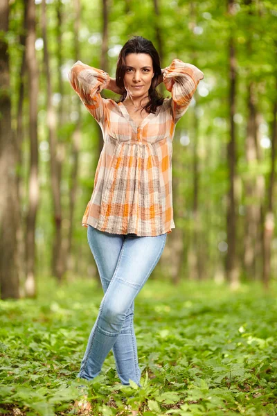 Mujer en un bosque — Foto de Stock