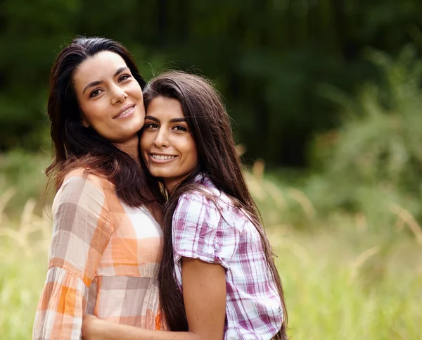 Tochter umarmt ihre Mutter — Stockfoto