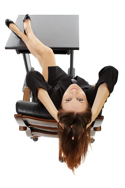 Geschäftsfrau legt Beine auf den Schreibtisch — Stockfoto