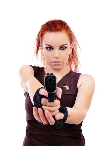 Donna che tiene una pistola e punta — Foto Stock