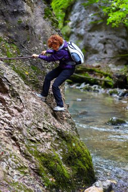 kadın dağ duvara tırmanma