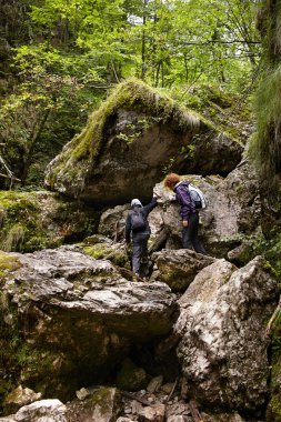 Anne ve oğlu bir kanyon tırmanışı