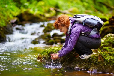 turistik bir nehir el yıkama