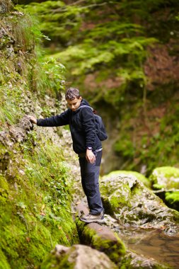 bir dağ nehir üzerinde geçen çocuk