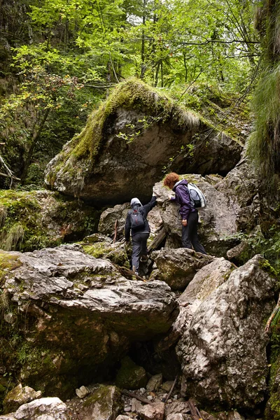 Moeder en zoon klimmen in een canyon — Stockfoto