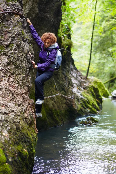 Femme escalade sur un mur de montagne — Photo