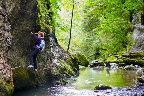 Mujer escalando en una pared de montaña —  Fotos de Stock