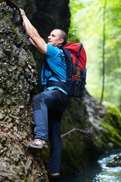 Homem escalada parede da montanha — Fotografia de Stock