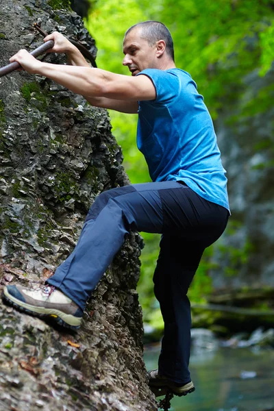 Homem escalada parede da montanha — Fotografia de Stock