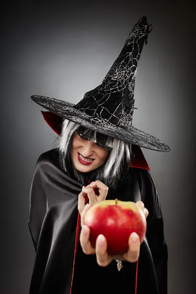 Μάγισσα, προσφέροντας ένα δηλητηριασμένο μήλο — Φωτογραφία Αρχείου