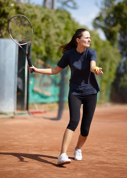 Jogador de tênis executando um forehand — Fotografia de Stock