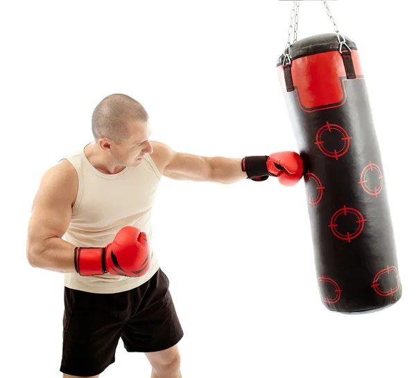 Boxeador golpeando el saco de boxeo — Foto de Stock