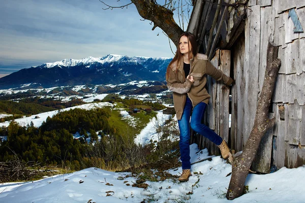 Žena dostat ven z kabiny log — Stock fotografie