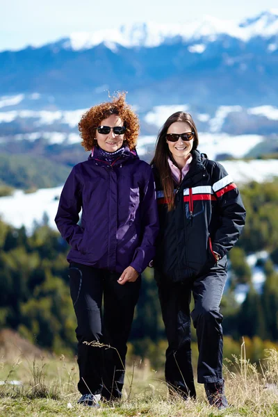 Mujeres excursionistas en un viaje de senderismo — Foto de Stock