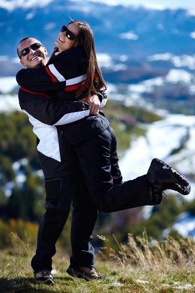 Pareja feliz en las montañas —  Fotos de Stock