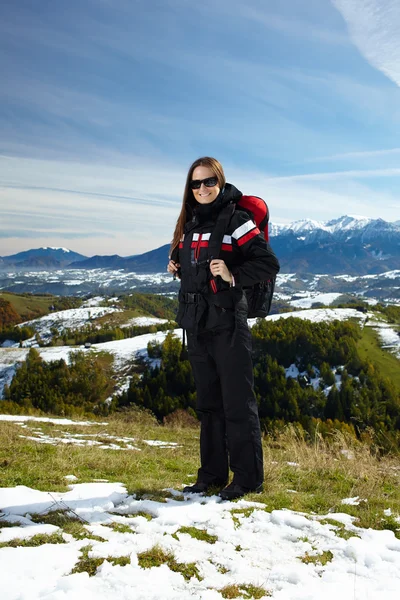 Escursionista donna in montagna — Foto Stock