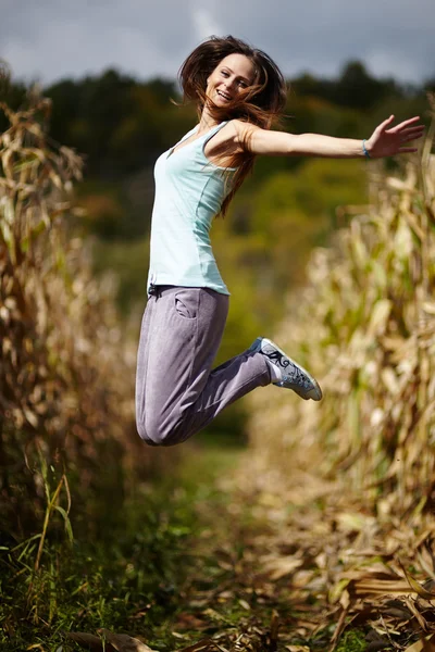 Jeune femme sautant de joie — Photo