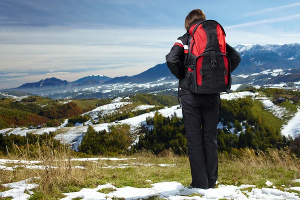 Kadın hiker ufuk içine arıyorum — Stok fotoğraf