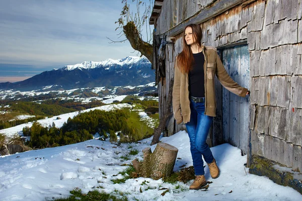 Frau steigt aus Kabinenklotz — Stockfoto