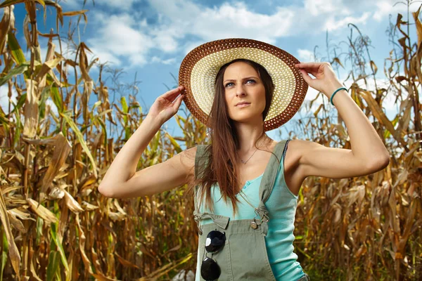 Mulher agricultora atraente no campo de milho — Fotografia de Stock