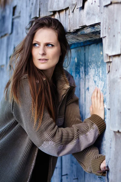 Mulher assustada empurrando em uma porta — Fotografia de Stock