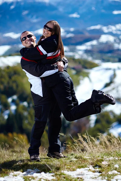 Casal feliz nas montanhas — Fotografia de Stock