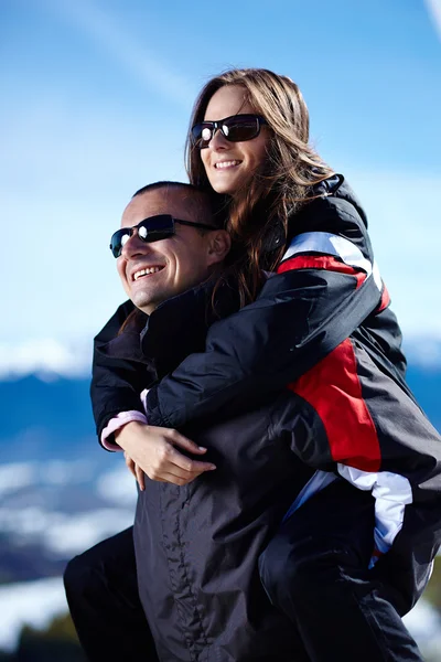 Boldog pár élvezi a hozzákapcsolt ride — Stock Fotó