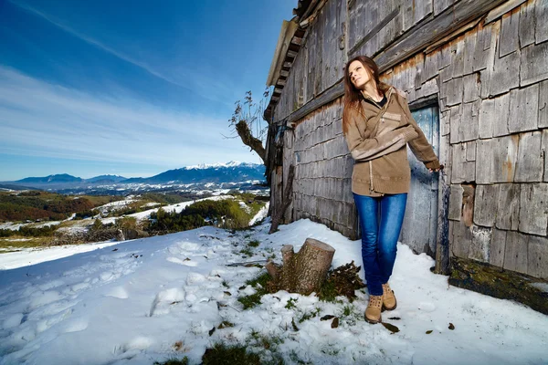 Vrouw uitstappen uit een logboek cabine — Stockfoto