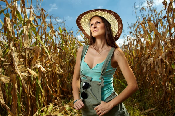 Atractiva agricultora en el campo de maíz — Foto de Stock