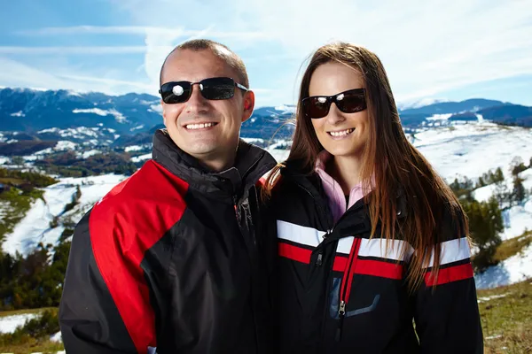 Casal feliz nas montanhas — Fotografia de Stock