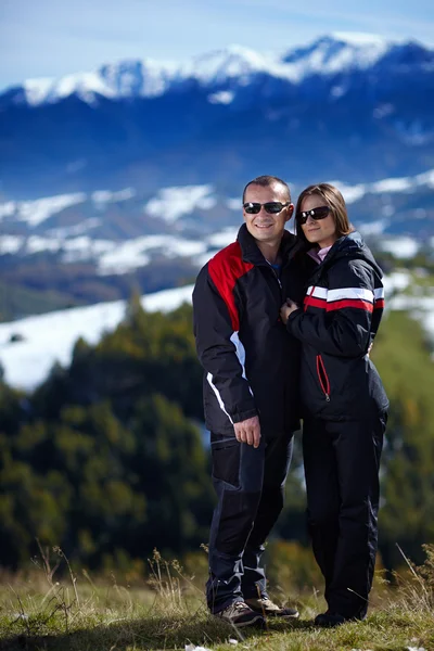 Pareja abrazándose en las montañas —  Fotos de Stock