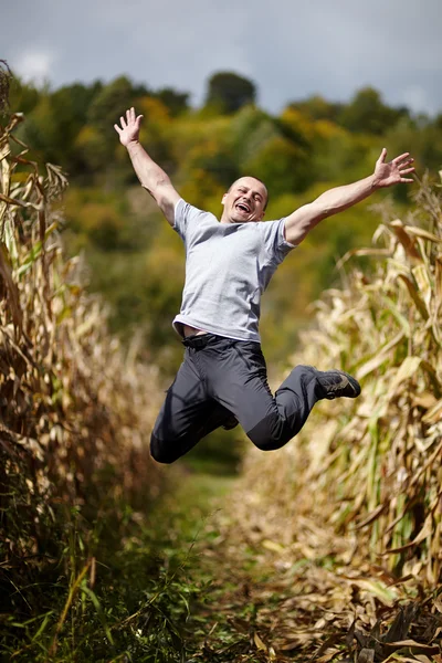 Jonge man springen van vreugde — Stockfoto