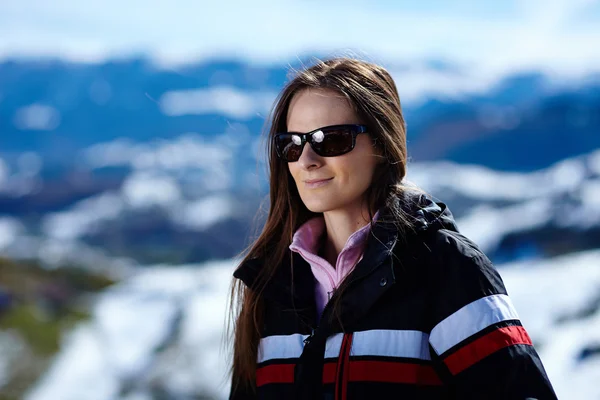 Mujer excursionista en las montañas —  Fotos de Stock