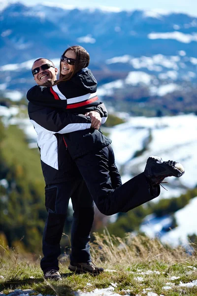 Счастливая пара в горах — стоковое фото