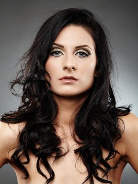 kıvrılmış saçlı seksi esmer