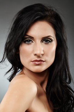 seksi esmer gri arka plan üzerinde