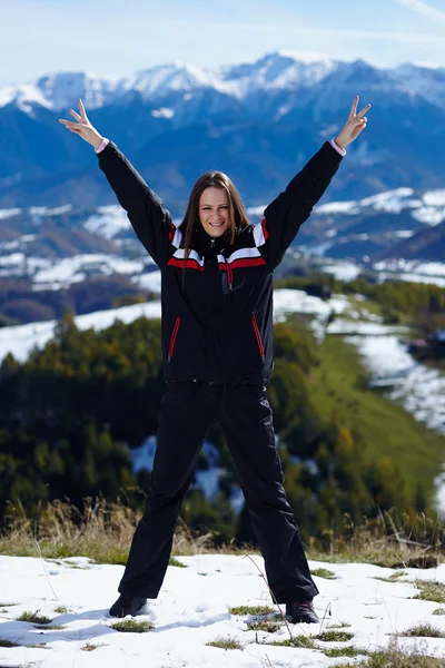 Žena turista v horách, což ve znamení vítězství — Stock fotografie