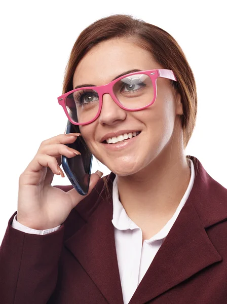 Femme d'affaires portant des lunettes et parlant au téléphone — Photo