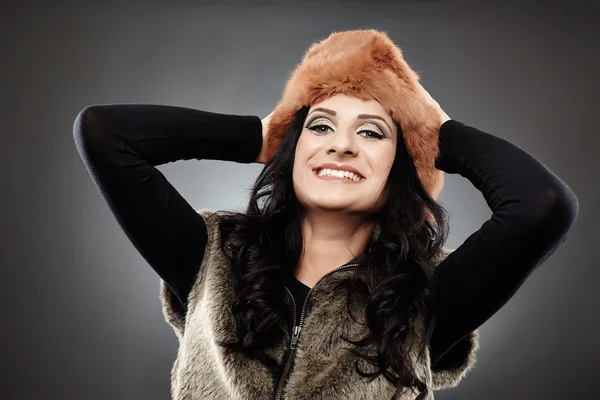 Donna allegra indossa gilet di pelliccia e cappello — Foto Stock
