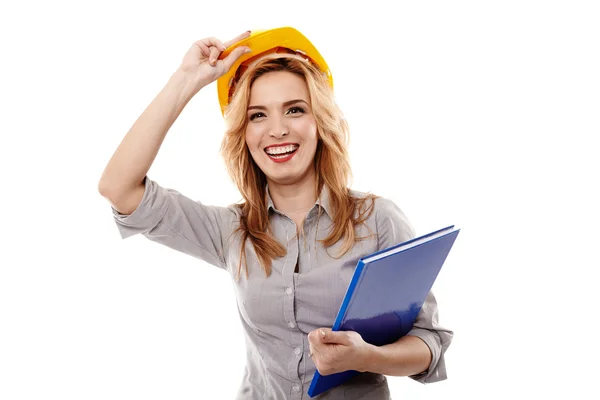 Alegre mujer ingeniera usando casco de protección y sosteniendo un — Foto de Stock